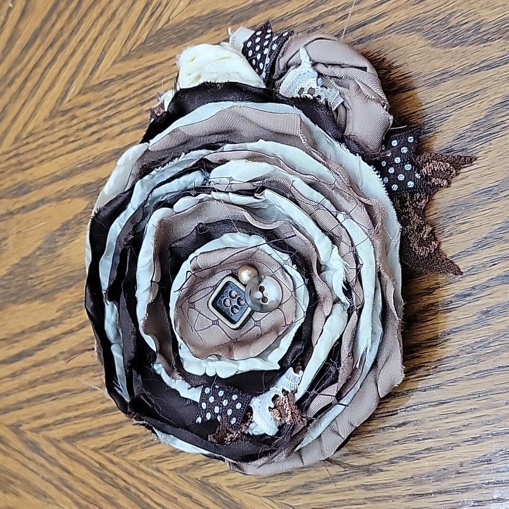 Beautiful Womens Clothing Brown Tan Flower Pin Dressy Casual Accessory Like New